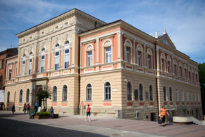 Budynek, w którym mieści się Sala Lustrzana